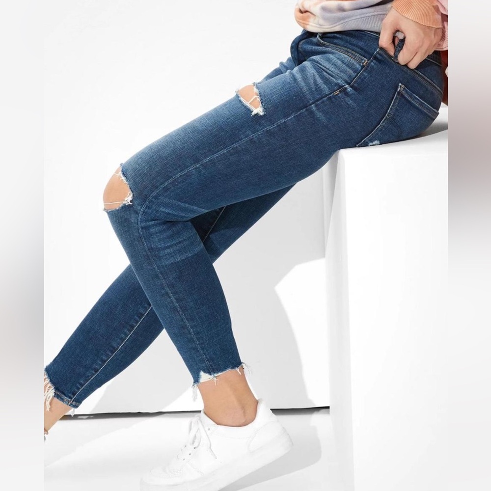 American Eagle Distressed begging skinny jeans